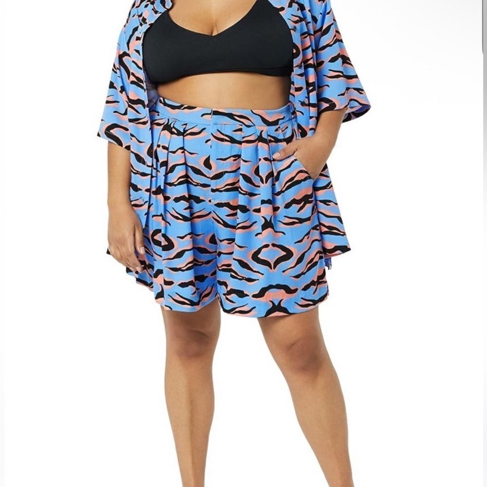 TEREA Andrea Pitter Azure Blue Animal Print Lexington Shorts, Size XXL. NWT!